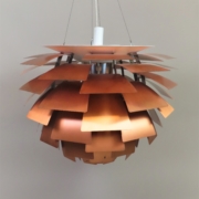 Poul HENNINGSEN (1894-1967). Grand lustre-suspension "Artichoke" - création 1958. Structure en métal et lames d'acier cuivré. Haut. 140 cm. Edition Louis Poulsen (avec étiquette d'origine). Culot d'ampoule E40. Vers 1960. H 69 D 84 cm. (H totale : 140 cm) Provenance : Chambre de Commerce de Nancy.